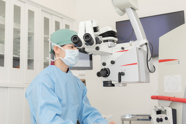 【理事長ブログ】白内障を発症する年齢の目安は？手術を受けるべき年齢やタイミングもご紹介