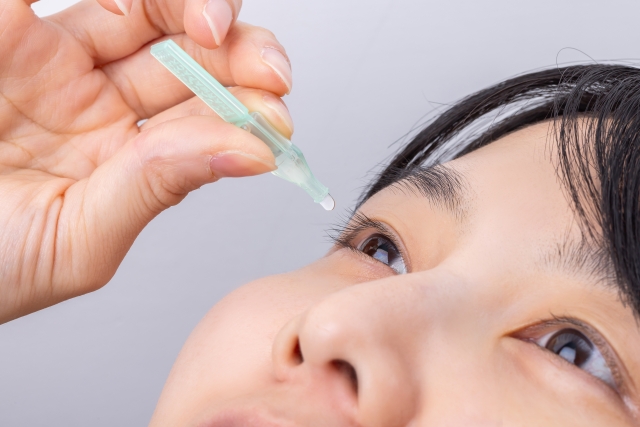 【理事長ブログ】緑内障の目薬の種類と正しい点眼方法を解説。目薬以外の治療方法も
